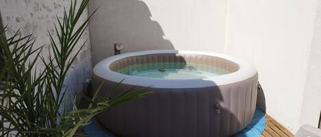 Bañera de hidromasaje exterior