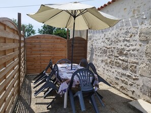 Outdoor dining - Gîte between countryside and sea (Triaize)