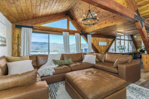 TV, fireplace - Lava`s Kings of The Hill (Lava Hot Springs)
