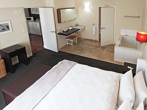 1 bedroom, iron/ironing board, WiFi, bed sheets - Spacious, downtown CBD 1-Bedroom near CTICC, Parliament & City Attractions (Cape Town)