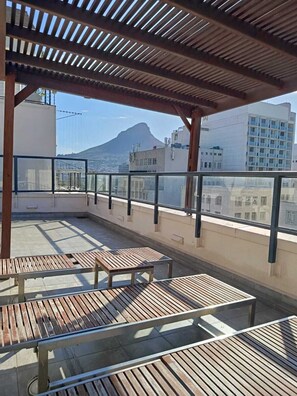 Terrace/patio - Spacious, downtown CBD 1-Bedroom near CTICC, Parliament & City Attractions (Cape Town)