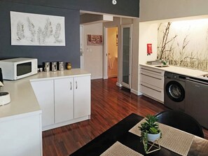 Interior - Spacious, downtown CBD 1-Bedroom near CTICC, Parliament & City Attractions (Cape Town)