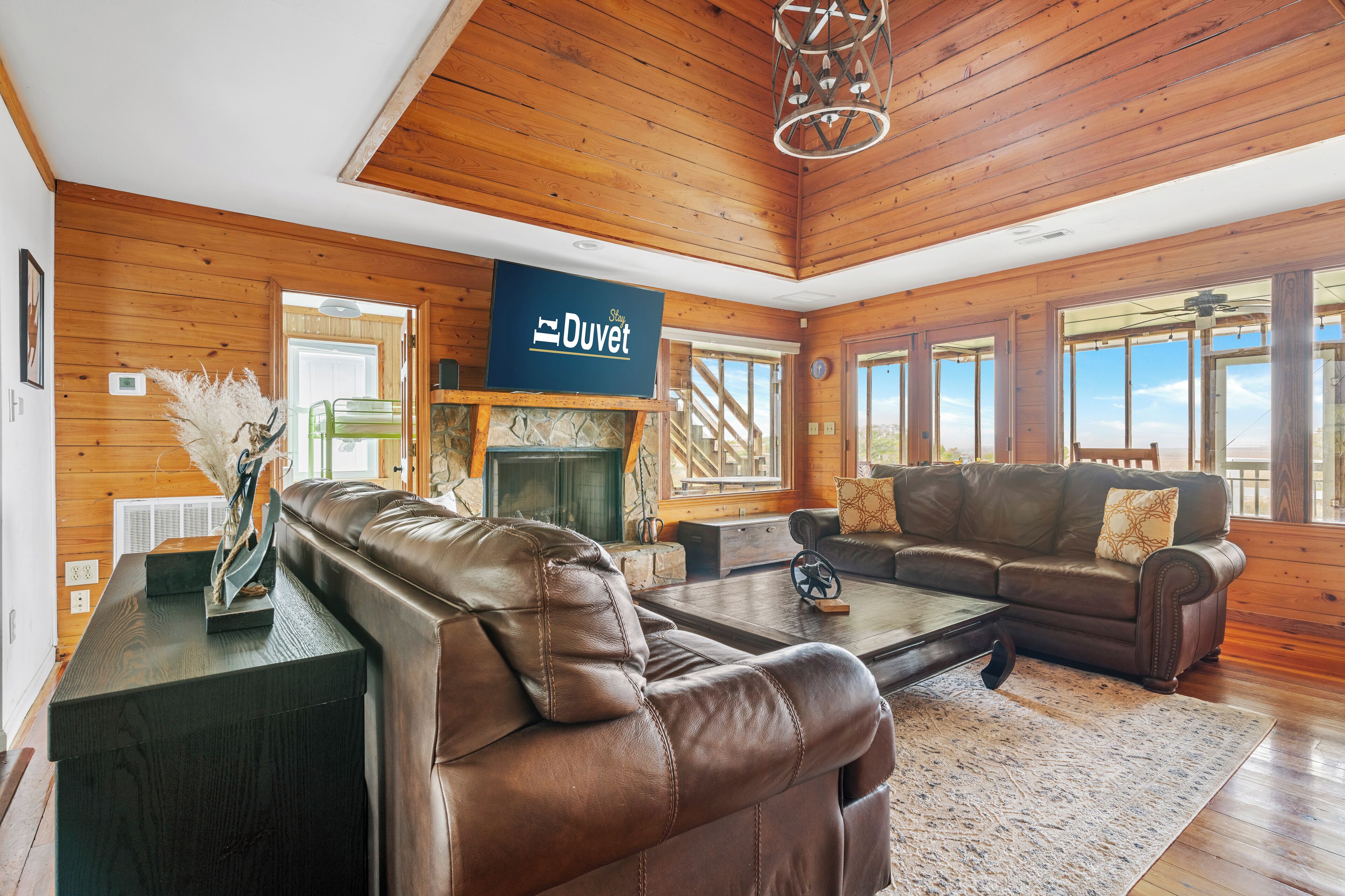 TV, peis, bordtennis og stereoanlegg