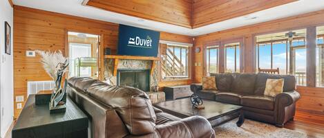 TV, peis, bordtennis og stereoanlegg