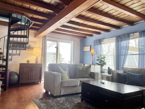 TV, fireplace, stereo - Water front & Sunsets-Sylvan Beach - Oneida Lake (Canastota)