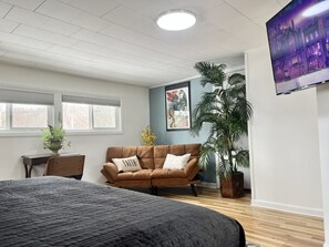 Desk, iron/ironing board, WiFi, bed sheets - Water front & Sunsets-Sylvan Beach - Oneida Lake (Canastota)