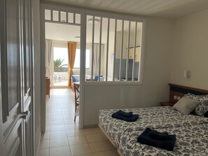 Fer et planche à repasser, accès Internet, draps fournis