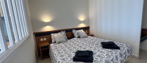 Iron/ironing board, Internet, bed sheets