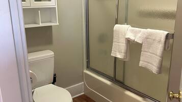 Secador de pelo, toallas, jabón, papel higiénico