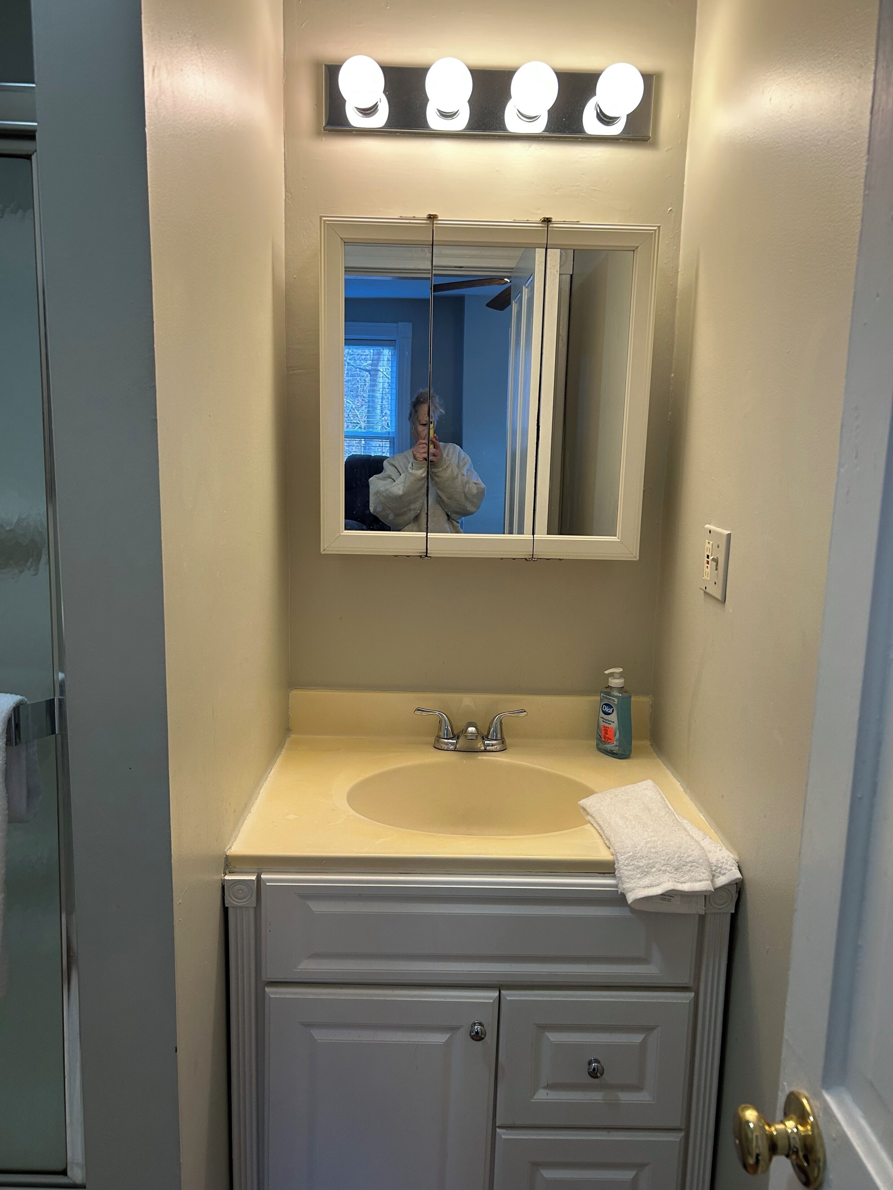 Secador de pelo, toallas, jabón, papel higiénico