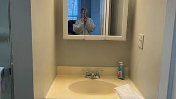 Secador de pelo, toallas, jabón, papel higiénico