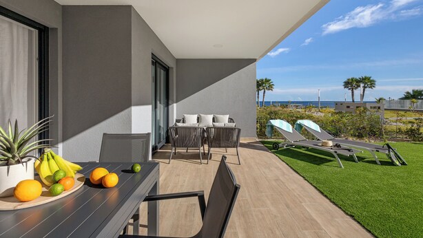 Eine moderne Außenpatio mit Esstisch, Sitzgruppe und Liegebereich am Pool.