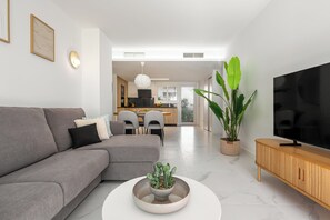 Smart TV - GARDEN BREEZE PUNTA PRIMA| 2 BR | 2 BR | BBQ AREA| POOL | JACUZZI | HOLIDAY | LONG RENT (Torrevieja)