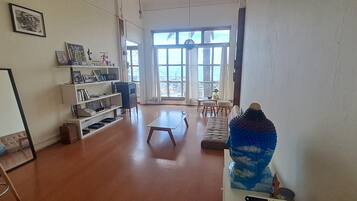 Classic Apartment, Sea View | Living area