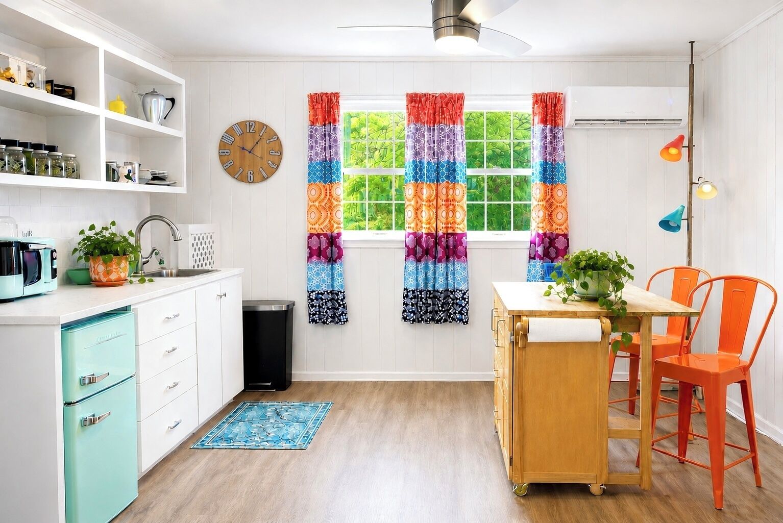 Refrigerador, microondas, cafetera y tetera y utensilios de cocina 