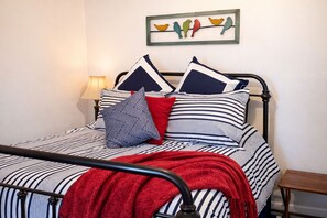 Tabla de planchar con plancha, wifi, ropa de cama