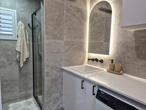 Dusche, Haartrockner, Handtücher, Seife