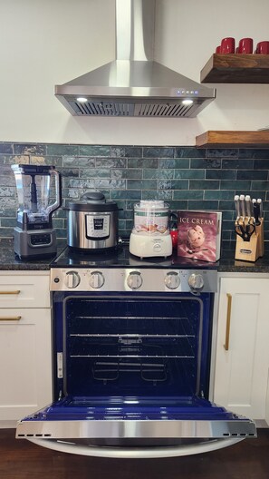 Private kitchen - Glam Country Escape-Dedicated Sunny Workspace, 15 min from LR, W/D (Scott)