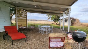 Outdoor dining - Glam Country Escape-Dedicated Sunny Workspace, 15 min from LR, W/D (Scott)