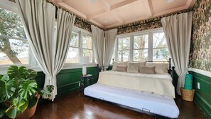 3 bedrooms, iron/ironing board, internet, bed sheets - Glam Country Escape-Dedicated Sunny Workspace, 15 min from LR, W/D (Scott)