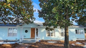 Exterior - Glam Country Escape-Dedicated Sunny Workspace, 15 min from LR, W/D (Scott)