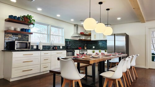 Glam Country Escape-Dedicated Sunny Workspace, 15 min from LR, W/D