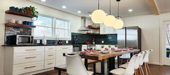 Glam Country Escape-Dedicated Sunny Workspace, 15 min from LR, W/D