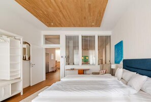 2 chambres, bureau, fer et planche à repasser, lit de bébé portatif