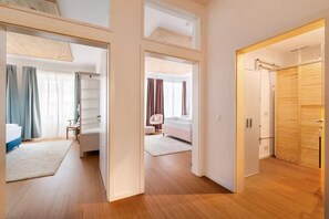 2 chambres, bureau, fer et planche à repasser, lit de bébé portatif
