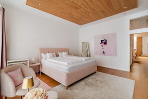 Een strijkplank/strijkijzer, wifi, beddengoed