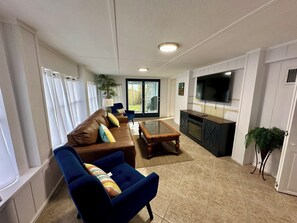 Smart TV - Main House plus Cozy Studio unit in St. Augustine, 7 minute walk to the beach (St. Augustine)