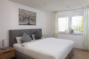 4 bedrooms, travel crib, free WiFi, bed sheets