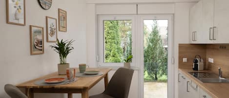 Réfrigérateur, un four, surface de cuisson, lave-vaisselle