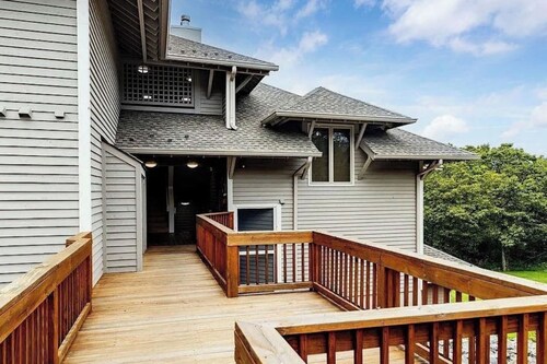 Walk to Ski | 3BR/3BA | Sleeps 12 | Pets OK