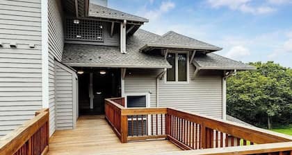 Walk to Ski | 3BR/3BA | Sleeps 12 | Pets OK