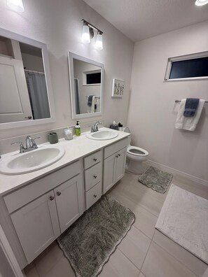 Shower, hair dryer, towels, toilet paper - 3-bedroom house in The Village of Shadybrook, only minutes from Eastport. (Wildwood)