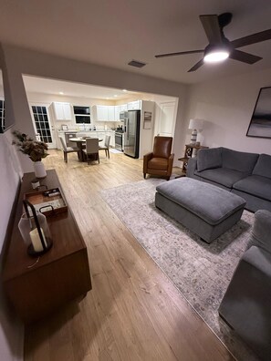 Smart TV - 3-bedroom house in The Village of Shadybrook, only minutes from Eastport. (Wildwood)