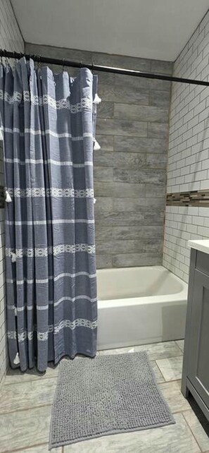 Haartrockner, Handtücher, Seife, Toilettenpapier