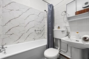 Een douche, handdoeken