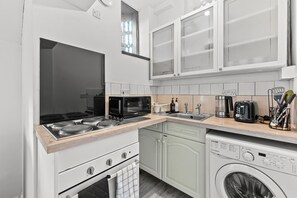 Fridge, microwave, oven, stovetop - 2BR | 2 Zip-Kings / 4 Singles | Private Parking (Bedford)