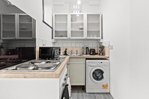 Réfrigérateur, micro-ondes, four, plaque de cuisson