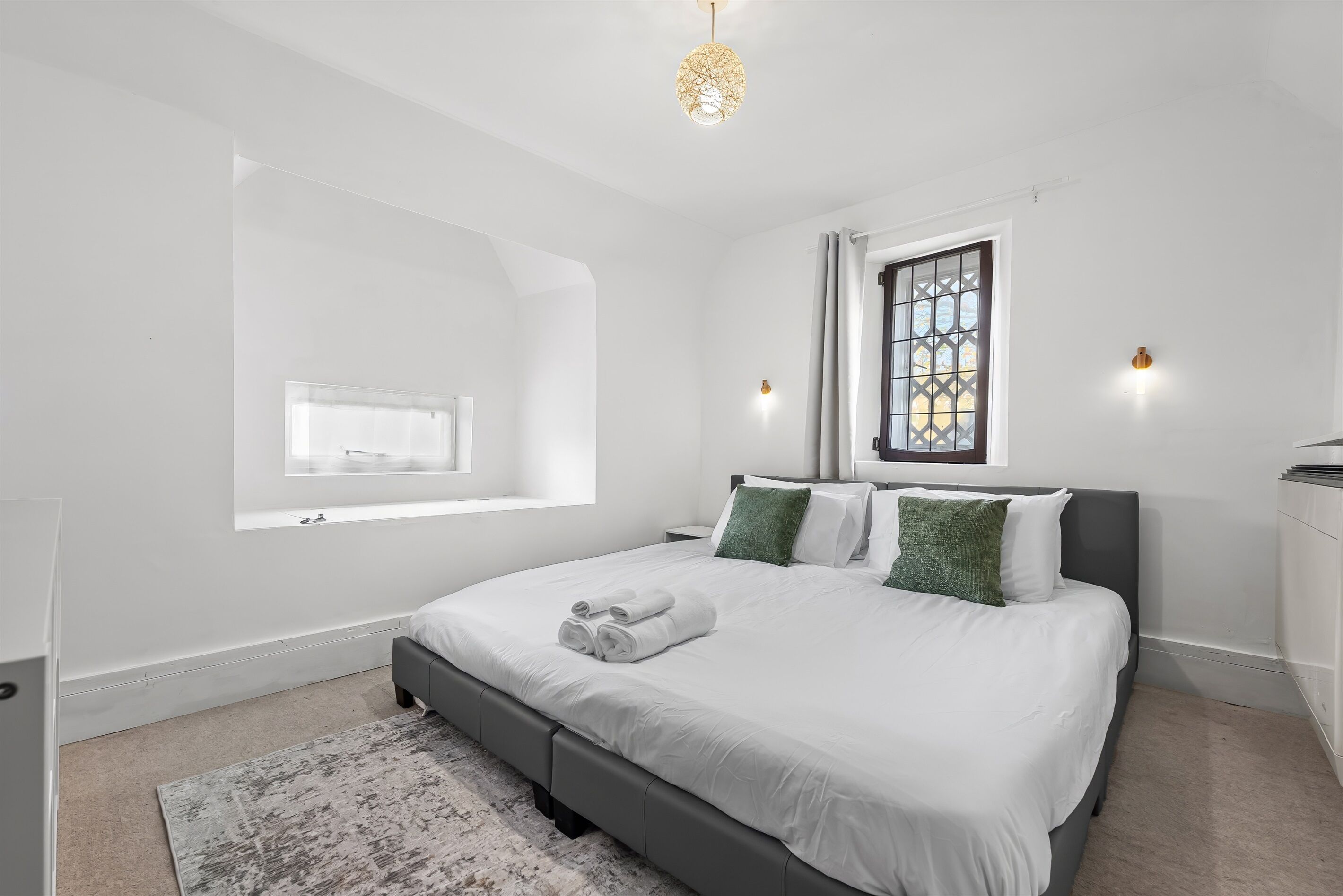 2 habitaciones, escritorio, tabla de planchar con plancha y wifi gratis 