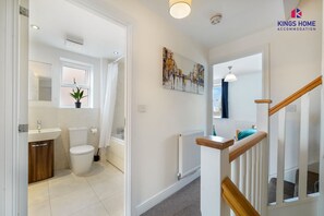 Shower, hair dryer, towels - 4 BR I 6 Beds 3 Bath | PS4 + Free Secure Parkingx3 (Swanscombe)