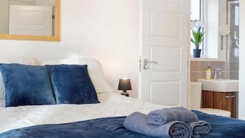 4 bedrooms, desk, iron/ironing board, free WiFi
