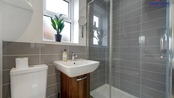 Shower, hair dryer, towels