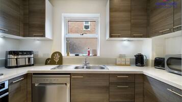 Een koelkast, een magnetron, een oven, een kookplaat