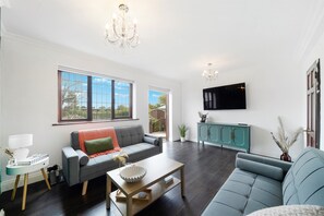 Smart TV, books - 2Bedroom 2 King/4 Single + 2Sofa Beds | Parking x3 | Garden & Patio (London)