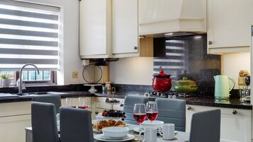 Coffee/tea maker, fridge, microwave, oven