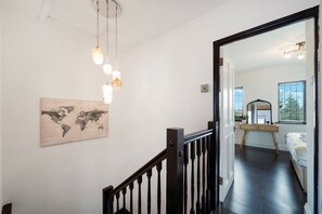 Interior - 2Bedroom 2 King/4 Single + 2Sofa Beds | Parking x3 | Garden & Patio (London)