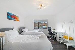 2 bedrooms, desk, iron/ironing board, free WiFi - 2Bedroom 2 King/4 Single + 2Sofa Beds | Parking x3 | Garden & Patio (London)